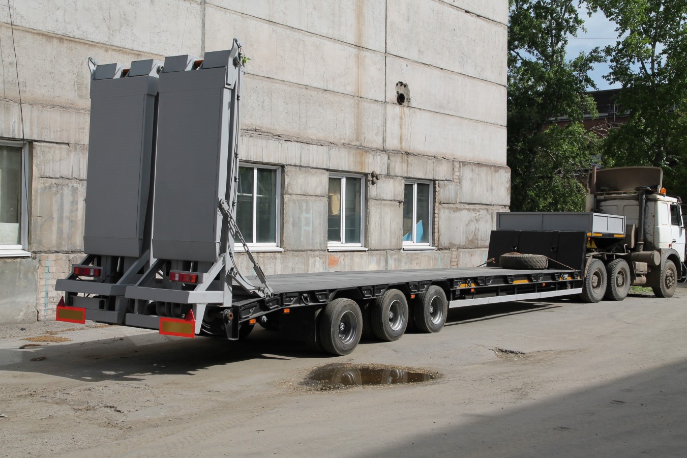 Низкорамный полуприцеп-тяжеловоз чмзап 99064 по спецификации 042