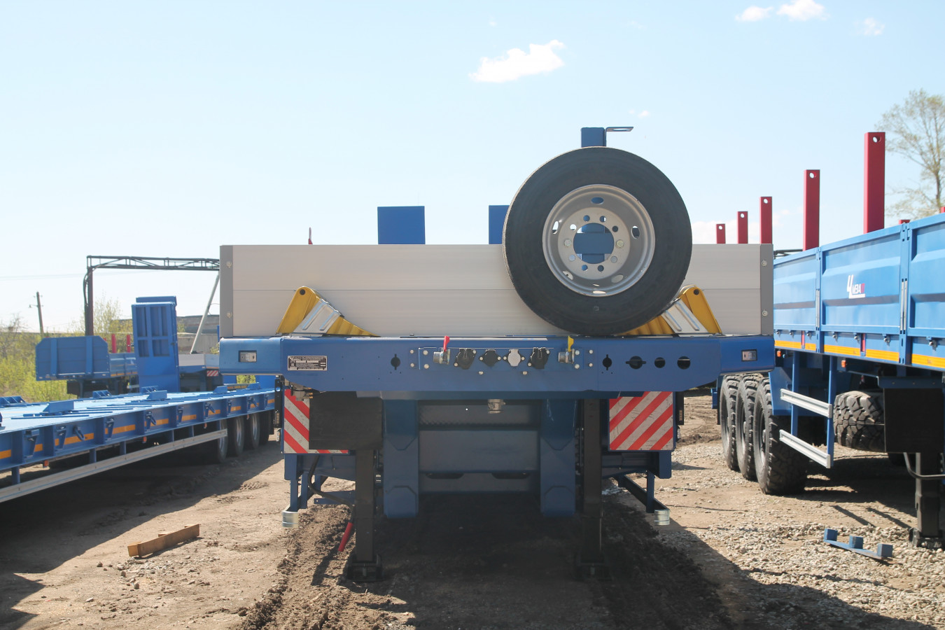 Низкорамный полуприцеп-тяжеловоз чмзап 99064 по спецификации 100-01