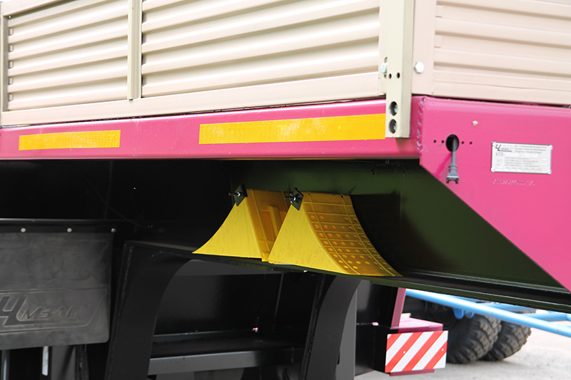 Низкорамный полуприцеп-тяжеловоз чмзап 99064 по спецификации 046 g45