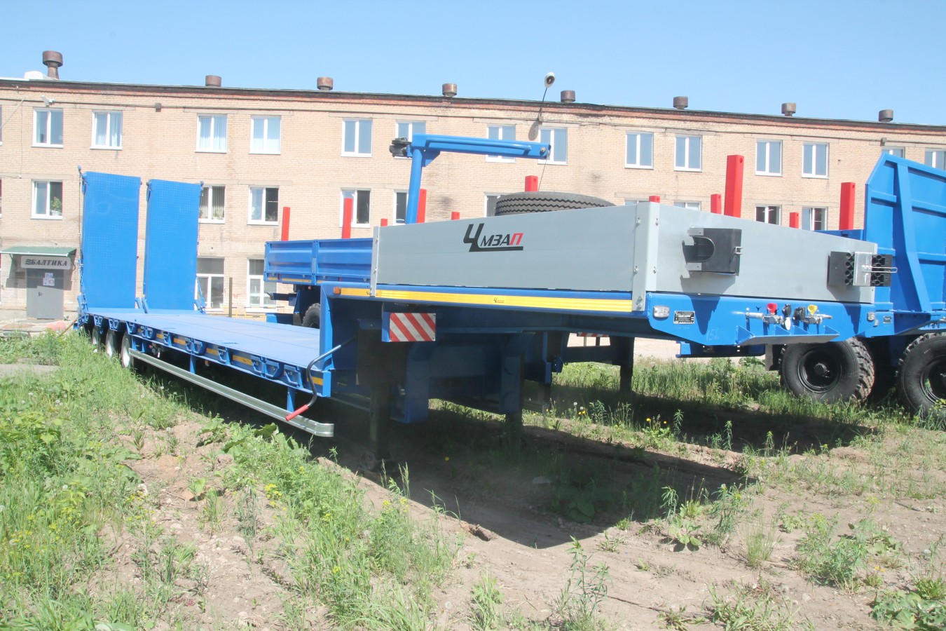 Низкорамный полуприцеп-тяжеловоз  чмзап 99064 по спецификации 052 гт пп4