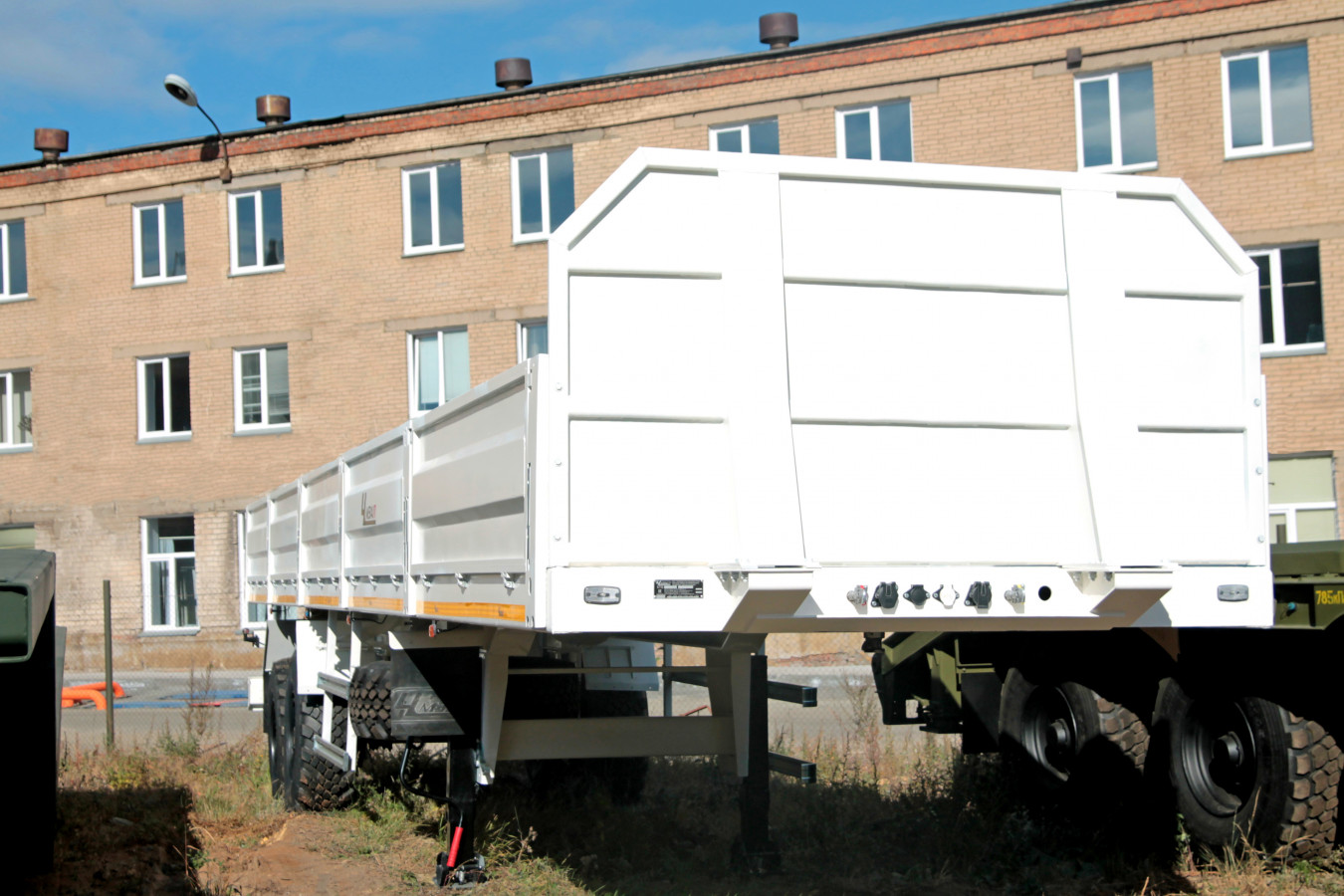 Полуприцеп бортовой чмзап 93853 по спецификации 038 бак11