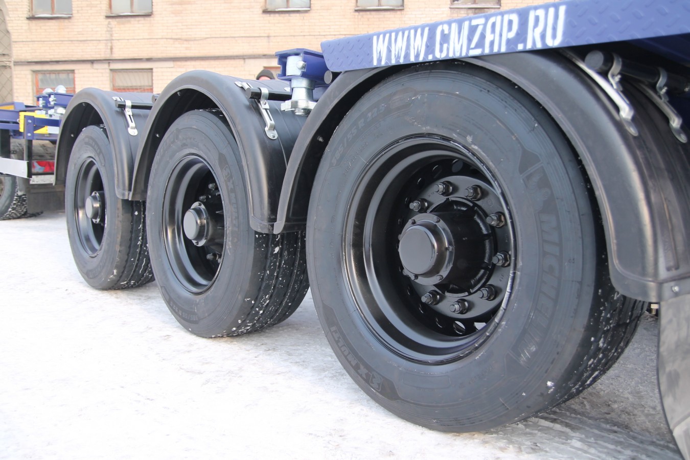 Полуприцеп для перевозки контейнеров 40 футовых по спецификации 053 pw чмзап 9911