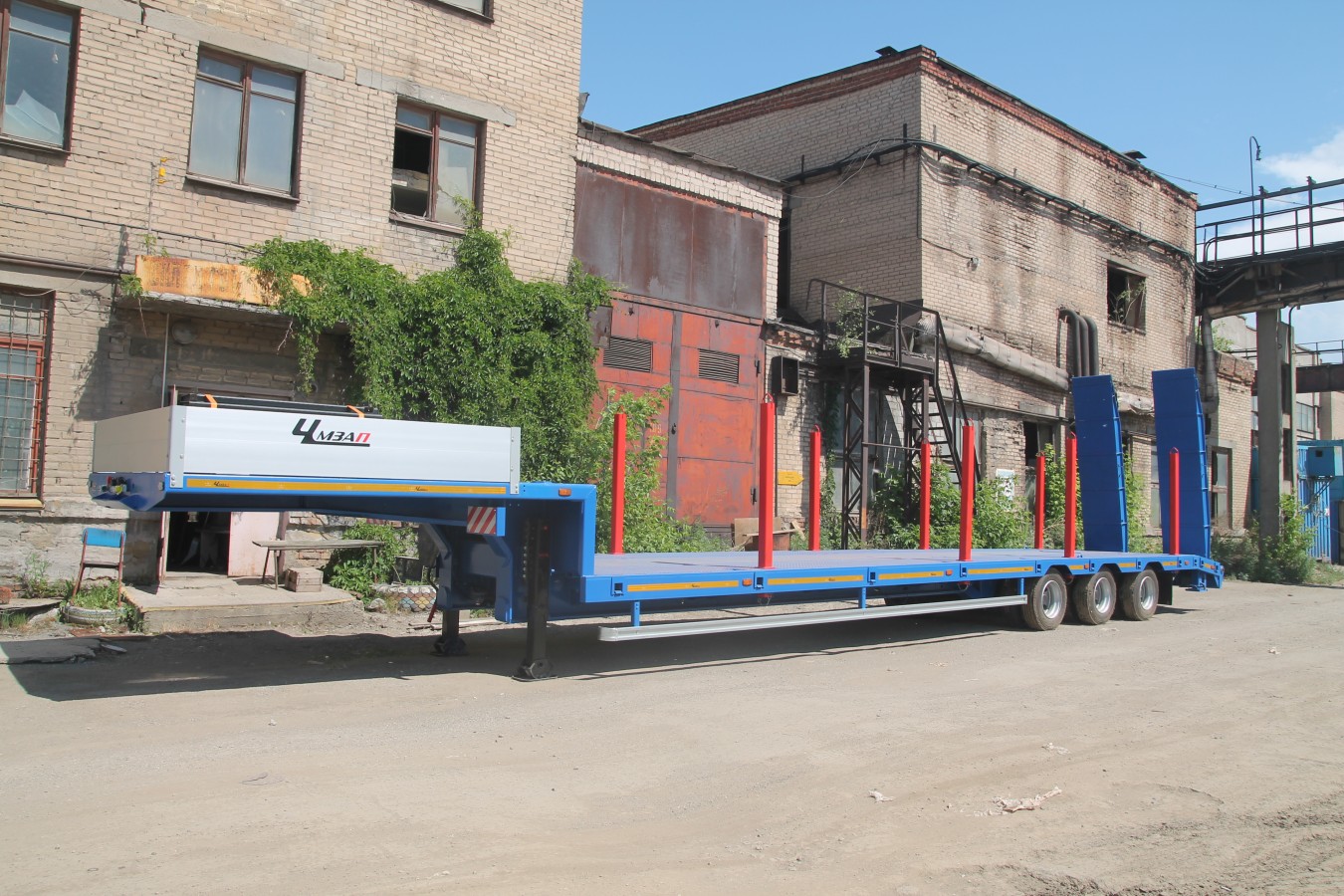 Низкорамный полуприцеп-тяжеловоз  чмзап 99064 по спецификации 042-02 ву5 пп4(100-01)