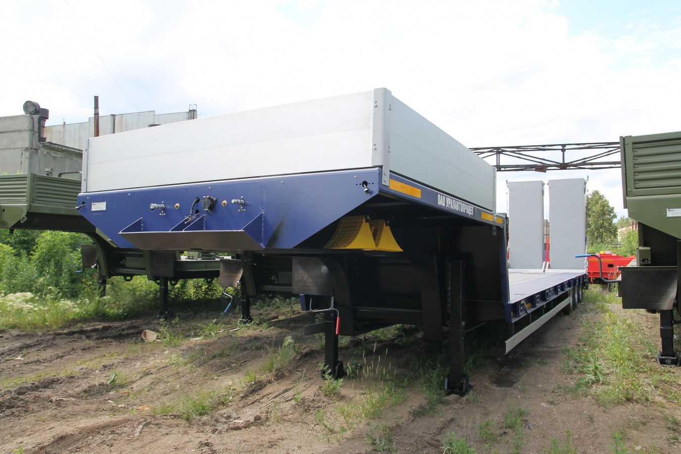 Низкорамный полуприцеп-тяжеловоз чмзап 99064 по спецификации 042 бк pw