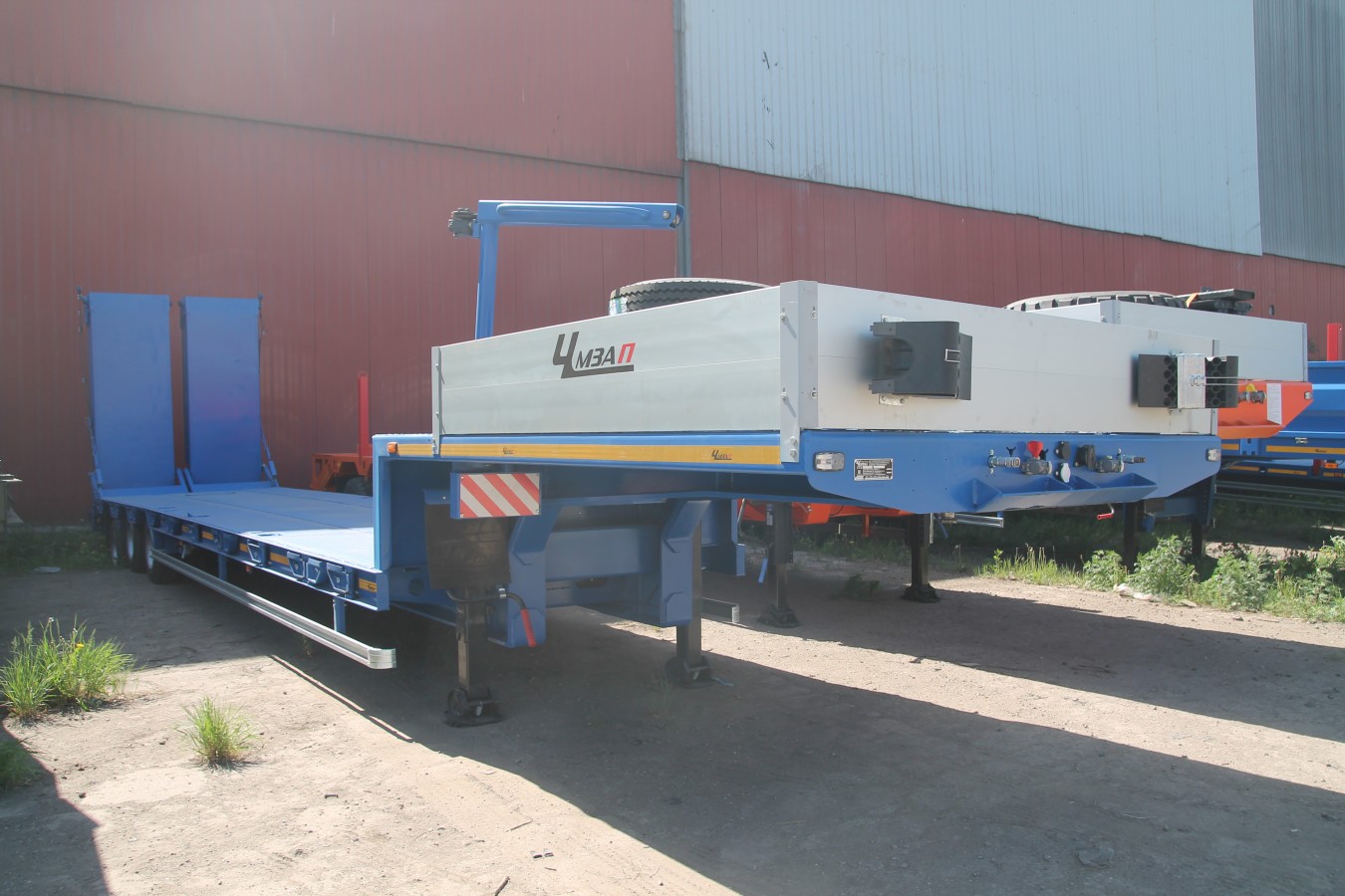 Низкорамный полуприцеп-тяжеловоз  чмзап 99064 по спецификации 052 гт пп4