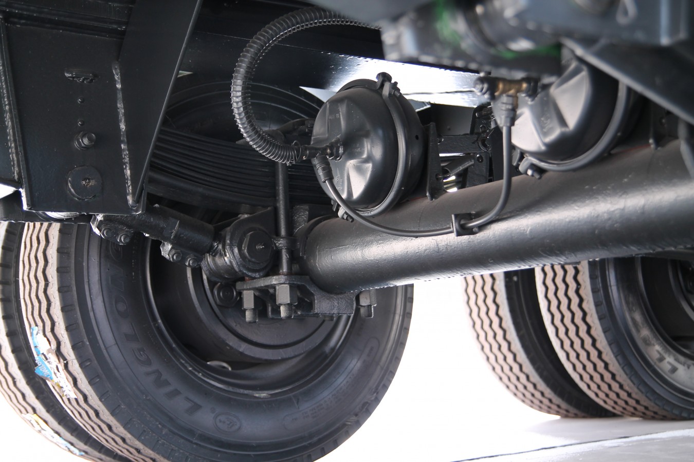 Низкорамный полуприцеп-тяжеловоз чмзап 99064 по спецификации 042 kз