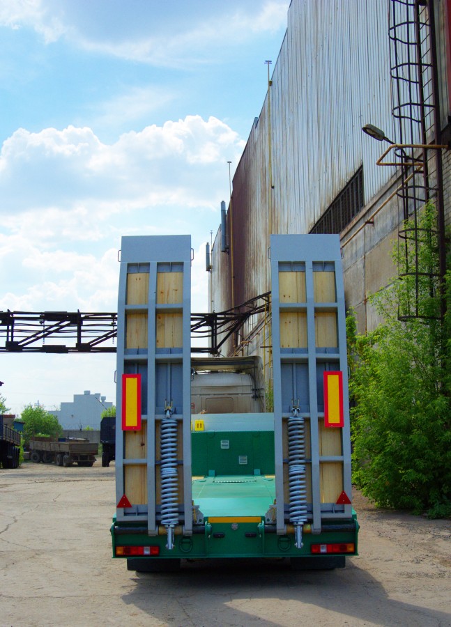 Низкорамный полуприцеп-тяжеловоз чмзап 93853 по спецификации 037 в